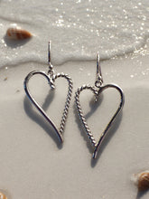 Load image into Gallery viewer, Amor Twist Heart Earring