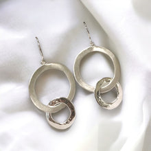 Load image into Gallery viewer, Interlocking Circle Earrings