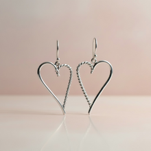 Load image into Gallery viewer, Amor Twist Heart Earring