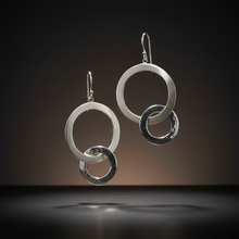 Load image into Gallery viewer, Interlocking Circle Earrings